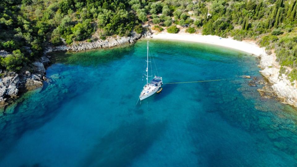 The family remortgaged their newly renovated house, purchased a 2005 Bavaria 42 yacht and relocated to Greece in the summer of 2019. Jam Press/@sailinghollyblue