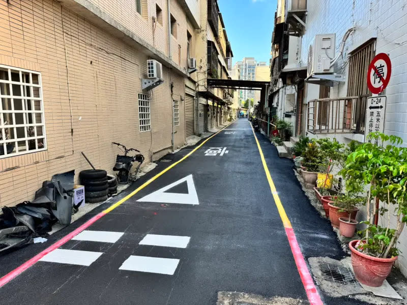 ▲目前和平路20巷內道路搶修措施，於昨日完成最後道路重新鋪設並完成道路標線畫設。（圖／新竹市政府提供）