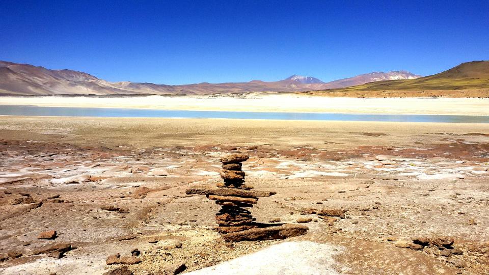 <p>Las lluvias formaron lagunas hipersalinas que aguantaron durante varios meses y que, al contrario de lo que podría pensarse, no han traído vida al desierto de Atacama, sino la devastación de buena parte de los microbios que habitaban este lugar del mundo. (Foto: Pixabay / <a rel="nofollow noopener" href="http://pixabay.com/es/chile-atacama-desierto-2427609/" target="_blank" data-ylk="slk:pv746;elm:context_link;itc:0;sec:content-canvas" class="link ">pv746</a>). </p>