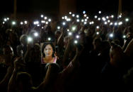 <p>Bei einer Mahnwache für die ermordete Journalistin Daphne Caruana Galizia in der maltesischen Hauptstadt Valletta halten Demonstranten Fotos der Getöteten hoch. Galizia hatte sich in ihren Recherchen mit Korruption beschäftigt. (Bild: REUTERS/Darrin Zammit Lupi) </p>