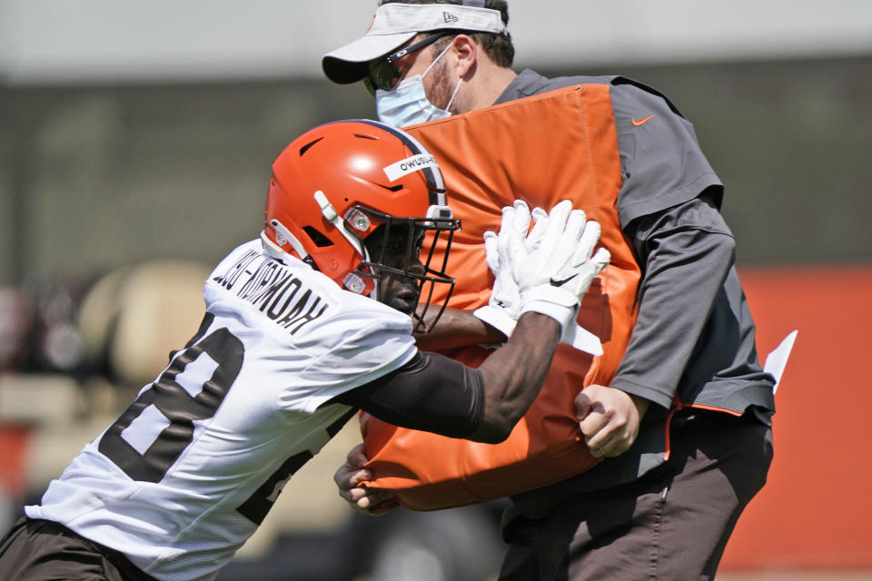 Cleveland Browns linebacker Jeremiah Owusu-Koramoah, left, runs a drill during an NFL football rookie minicamp at the team's training camp facility, Friday, May 14, 2021, in Berea, Ohio. (AP Photo/Tony Dejak)