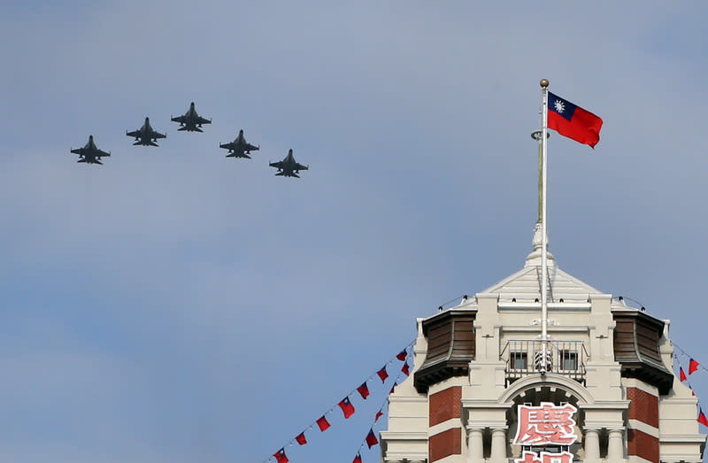 IDF經國號戰機飛越總統府上空，進行雙十國慶預演。   圖：中央社提供　