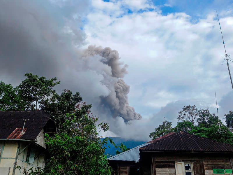 印尼梅拉比火山爆發 噴出3000公尺高火山灰