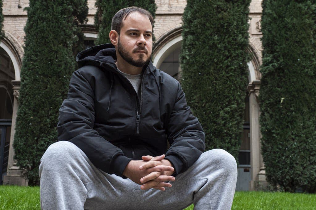 Le rappeur espagnol Pablo Hasel pose à l'université de Lérida, près de Barcelone, le 15 février 2021. - AFP / J. Martin