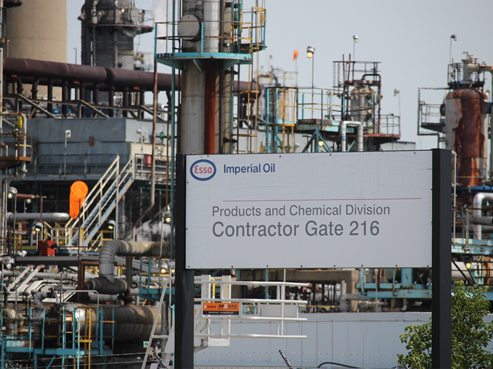  Imperial Oil’s operations in Sarnia, Ont. Imperial raised its quarterly dividend by 20 per cent as it reported a fourth-quarter profit of $1.37 billion, down from $1.73 billion a year earlier.