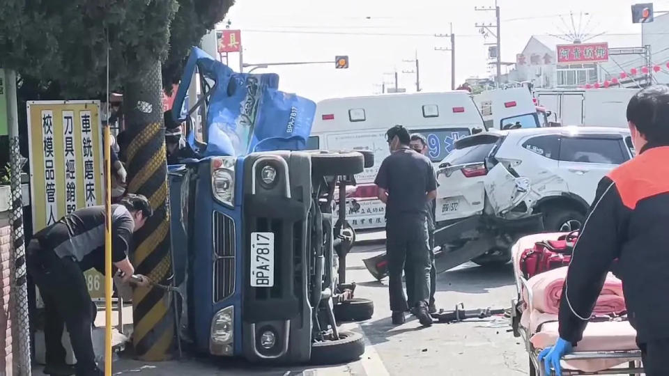 <strong>藍色貨車撞到翻覆，車上2人受困。（圖／中天新聞）</strong>