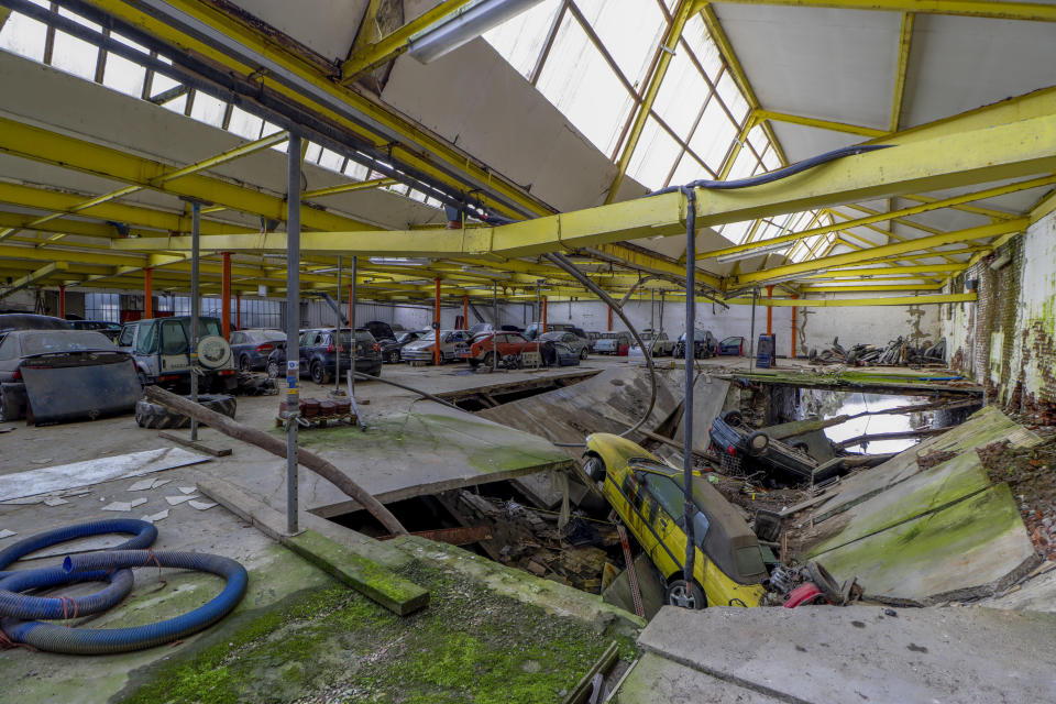 Auf diesem Bild ist deutlich zu sehen, dass der Boden der Halle eingestürzt ist.  (Bild: Caters)