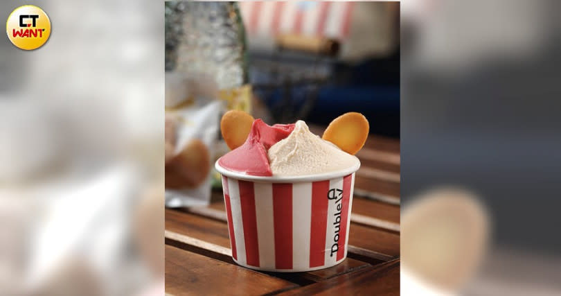 Double V的杯裝冰淇淋可任選1～2種口味，這款是「大象寶寶」與「鳥不踏覆盆子」的組合。（120元）（圖／于魯光攝）