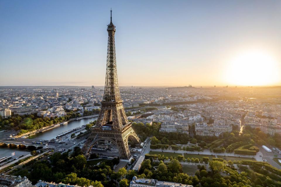 Vista aérea de París con la torre Eiffel en el fondo
