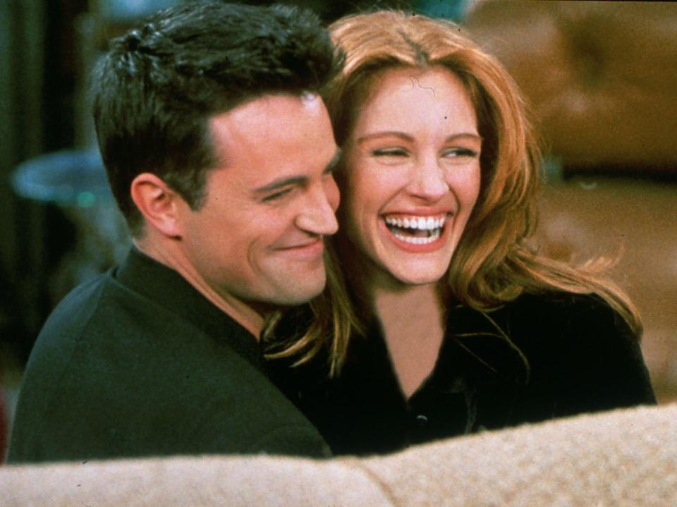 Matthew Perry and Julia Roberts in ‘Friends’ in 1997 (NBC)