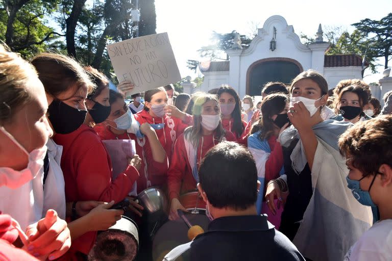 Protesta en la puerta de la QUnta de Olivos