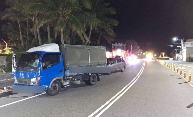 深夜過馬路連遭2車撞擊  台東男子送醫不治 呂姓男子13日晚間在台東縣南迴公路尚武村路段橫越 道路，遭小貨車撞擊倒地，接著又被跟在貨車後面的 自小客車撞擊，送醫後宣告不治。 （台東縣警察局提供） 中央社記者盧太城台東傳真  113年6月14日 