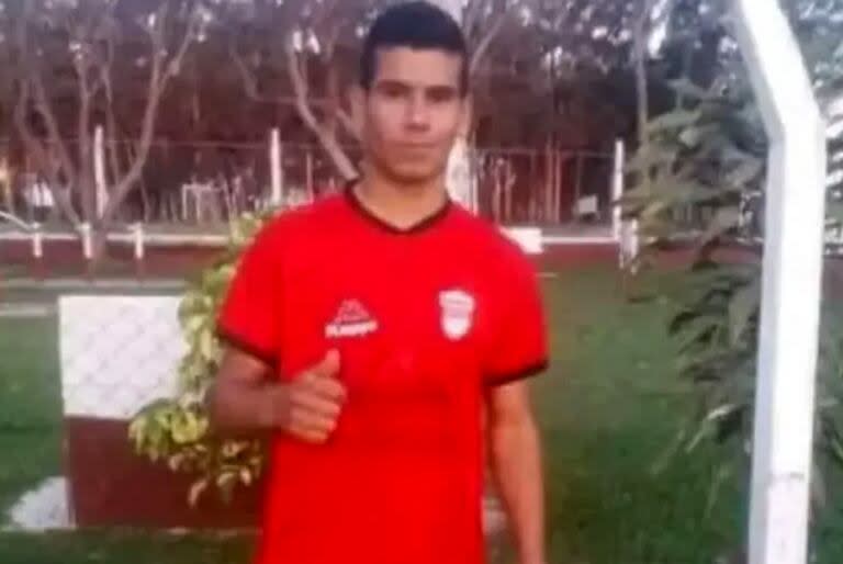 Murió un jugador de fútbol del club Ferré de Bella Vista tras chocar contra el muro perimetral en una cancha