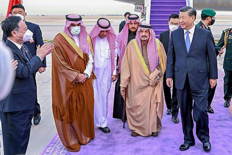 Chinese President Xi Jinping, 1st right, greets by Prince Faisal bin Bandar bin Abdulaziz, Governor of Riyadh, after his arrival in Riyadh, Saudi Arabia, Wednesday, Dec. 7, 2022. (Saudi Press Agency via AP)