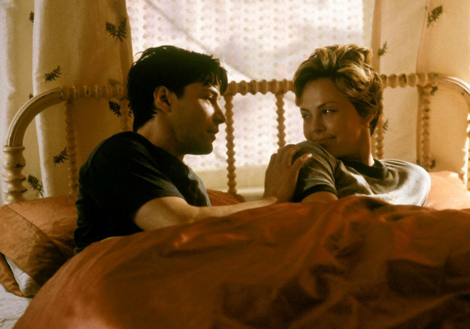 Dos años más tarde Keanu Reeves y Charlize Theron protagonizaron un duelo interpretativo y compartieron cama en 'Noviembre dulce', una película en la que el actor volvió a lucir su ya clásico corte de pelo. (Foto: Warner Bros).