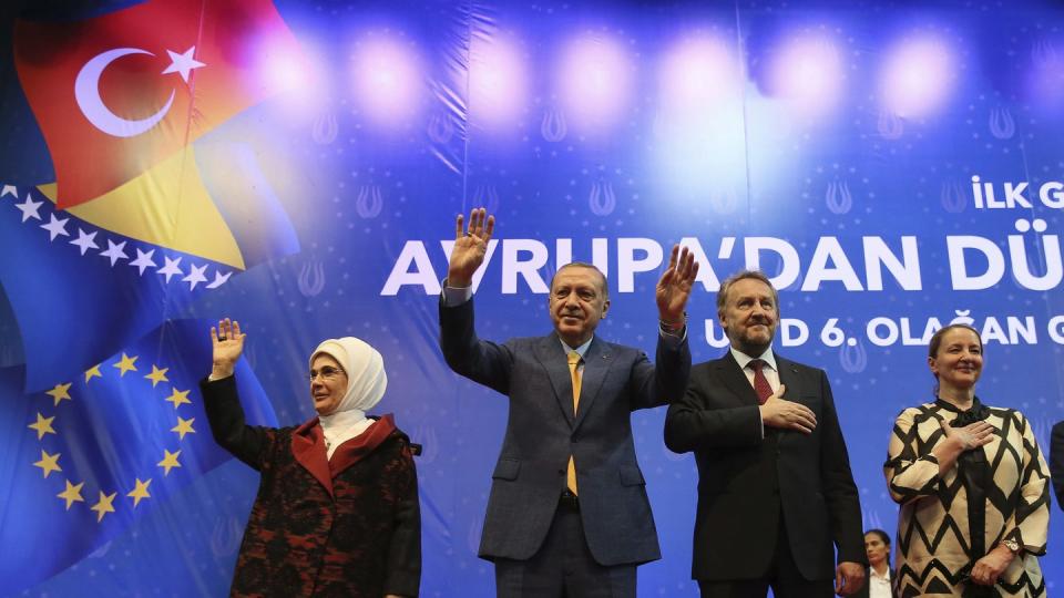 Erdogan und Bakir Izetbegovic mit ihren Ehefrauen Emine und Sebija. Foto: Pool Presdential Press Service/AP