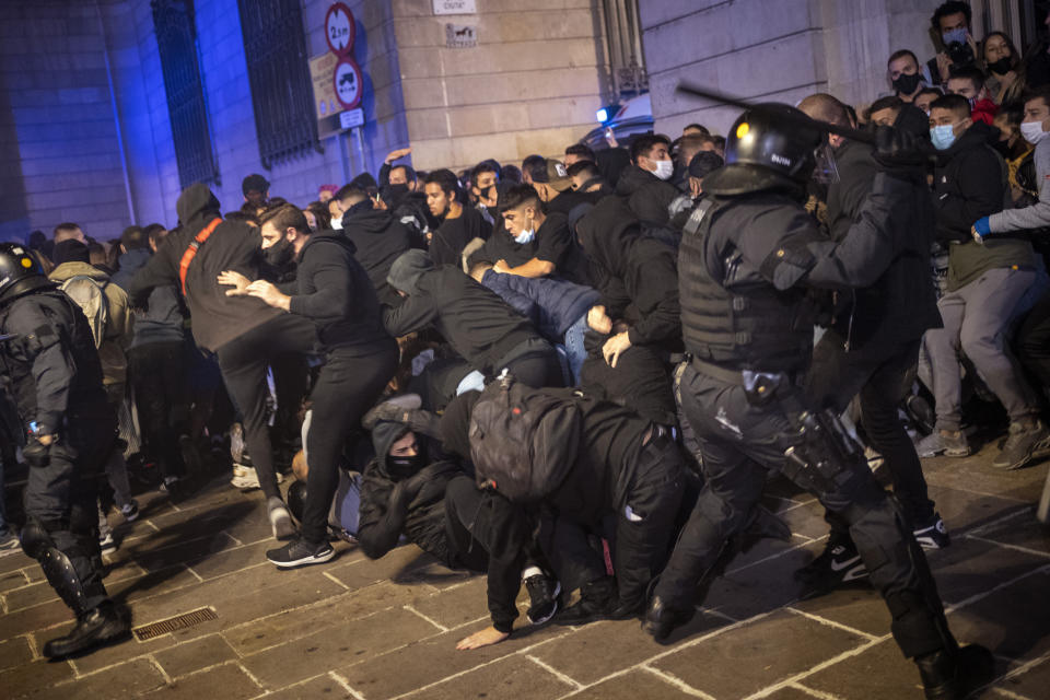 Le immagini della seconda notte di manifestazioni contro le restrizioni anti-Covid a Barcellona, sabato 31 ottobre. Una ventina di persone è risultata ferita, e altrettante sono state arrestate. (AP Photo/Emilio Morenatti)