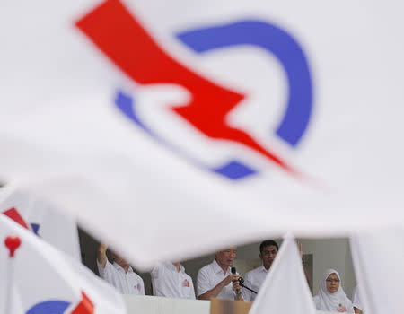 The ruling Singapore's People's Action Party (PAP) secretary-general Lee Hsien Loong (C) speaks to his supporters at a nomination center ahead of the general elections in Singapore September 1, 2015. REUTERS/Edgar Su