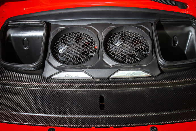 GT3搭載的是一具4.0升自然進氣引擎，這具引擎是以911 GT3 CUP廠車為基礎，並採用招牌的水平對臥設計，最大馬力一舉來到500hp之譜，並可在8250rpm時全數展現，46.9kgm的扭力峰值則在6000rpm產生。 版權所有/汽車視界