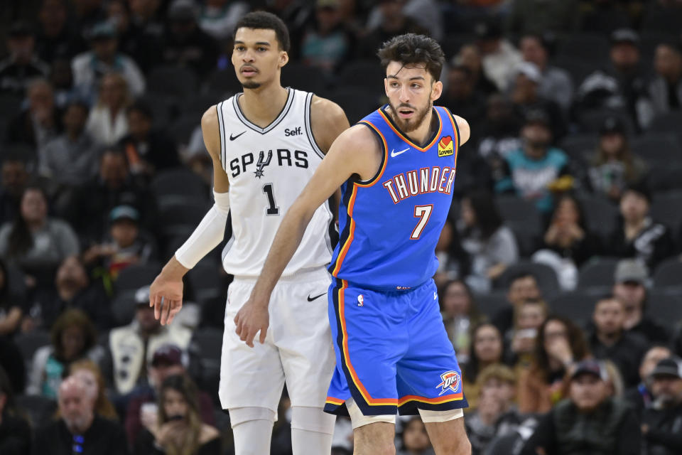 Chet Holmgren (7) del Oklahoma City Thunder se enreda con Victor Wembanyama (1) de los San Antonio Spurs durante la primera mitad de un partido de baloncesto de la NBA, el jueves 29 de febrero de 2024, en San Antonio.  (Foto AP/Darren Abate)