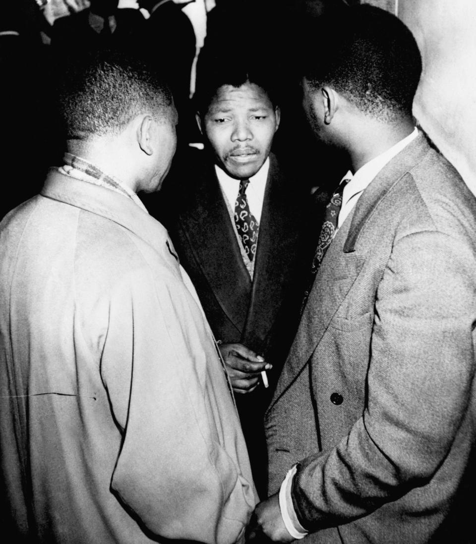 Los tres líderes de la juventud del ANC, Nelson Mandela (centro), Walter Sisulu (izquierda) y Motlana Harrison, en una foto de 1952. (Foto AP)