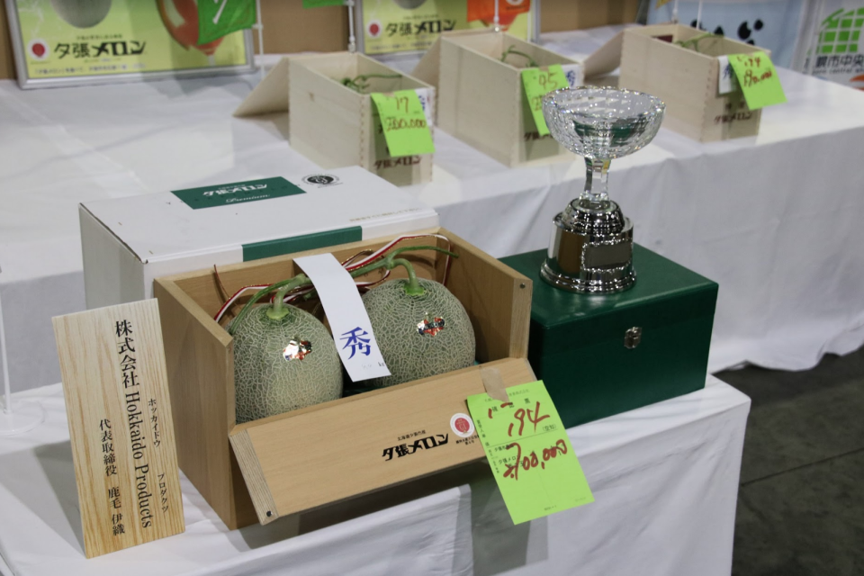 上周一(5月24日)札幌市中央批發市場就舉行今年首個拍賣會，最高價的兩個夕張蜜瓜以270萬日圓（約19.4萬港幣）成交，是去年拍賣價的22倍以上。(相片來源: PockyJPN @twitter)