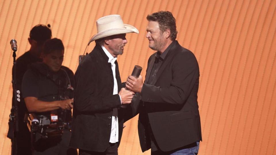 nashville, tennessee september 28 2023 peoples choice country awards pictured l r honoree toby keith accepts the country icon award from blake shelton on stage during the 2023 peoples choice country awards held at the grand ole opry house on september 28, 2023 in nashville, tennessee photo by mickey bernalnbc via getty images