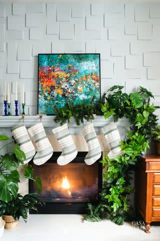 <p><a href="https://casawatkinsliving.com/ideas-for-christmas-decorating-with-plants/" data-component="link" data-source="inlineLink" data-type="externalLink" data-ordinal="1">Casa Watkins Living</a></p>