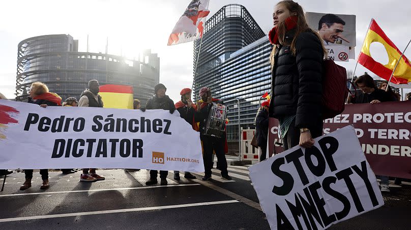 Manifestantes protestan contra el presidente español, Pedro Sánchez, y una posible ley de amnistía frente al Parlamento Europeo, el miércoles 13 de diciembre de 2023.