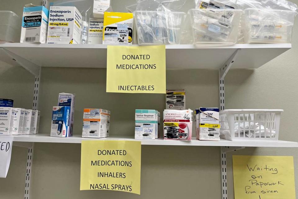Donaciones de medicamentos en las estanterías de la Open Bible Medical Clinic and Pharmacy de Colorado Springs, Colorado, el 7 de noviembre. 