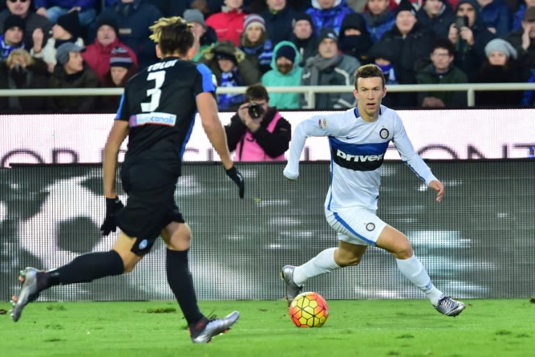 Inter Milan's forward from Croatia Ivan Perisic (R) fights for the ball with Atalanta's defender from Italy Cristiano Del Grosso during the Italian Seria A football match Atalanta vs Inter Milan in Bergamo on January 16, 2016