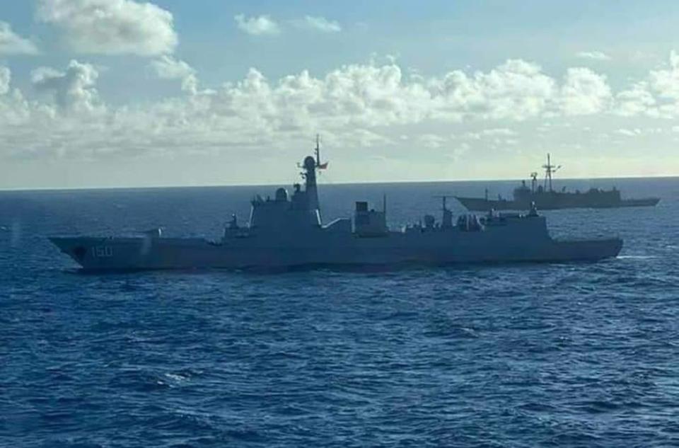 有民眾在高雄港外海拍攝到我中華民國成功級巡防艦(後方)跟監共軍052C長春艦(前)。（記者爆料網提供）