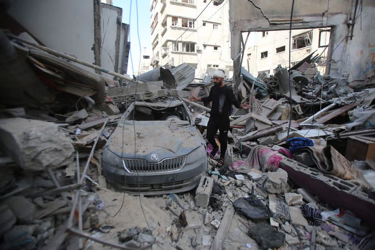 Un hombre palestino inspecciona los daños en el campo de refugiados de Shati en la Ciudad de Gaza el 6 de noviembre de 2023.