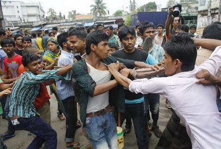 Garment workers clash with locals, who they believe are supporting the garment factory owners, during a protest in Dhaka September 23, 2013. REUTERS/Andrew Biraj