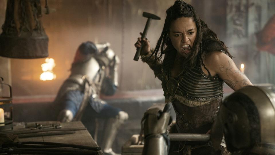 Michelle Rodriguez brilliert im neuen Film "Dungeons & Dragons: Ehre unter Dieben" (ab jetzt im Kino) neben Film-Helden wie Chris Pine und Hugh Grant in der Rolle der Barbarin Holga Kilgore. (Bild: 2022 Par. Pics. TM Hasbro.)