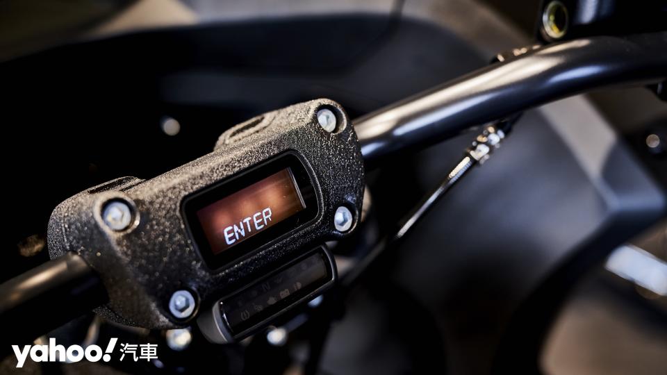 小巧簡潔的數位液晶儀表有別於Low Rider S的傳統指針形式。