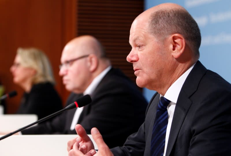 El ministro de Finanzas de Alemania, Olaf Scholz, el ministro de Economía y Energía, Peter Altmaier, y la ministra de Medio Ambiente, Svenja Schulze, celebran una conferencia de prensa después de que la Canciller Angela Merkel y los primeros ministros de Estado llegaran a un acuerdo con las regiones más afectadas por la salida prevista del lignito, en Berlín, Alemania, el 16 de enero de 2020