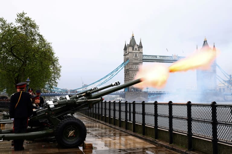 Salve royale de 62 coups de canon pour marquer le premier anniversaire du couronnement du roi Charles III et de la reine Camilla près de Tower Bridge, le 6 mai 2024 à Londres (HENRY NICHOLLS)