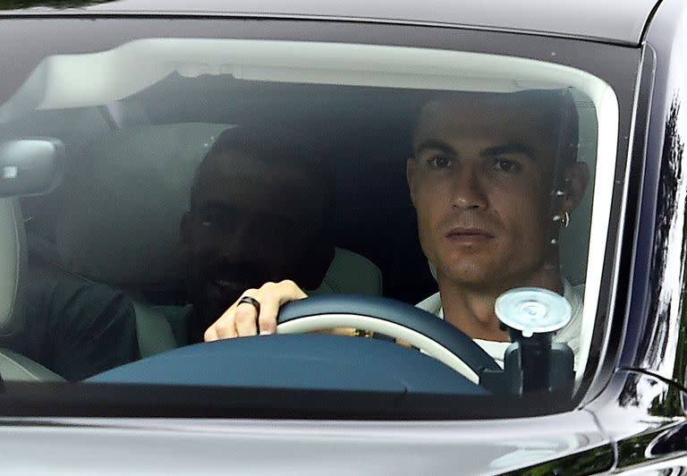 Cristiano Ronaldo llegando al centro de entrenamiento de Manchester United, esta mañana. 