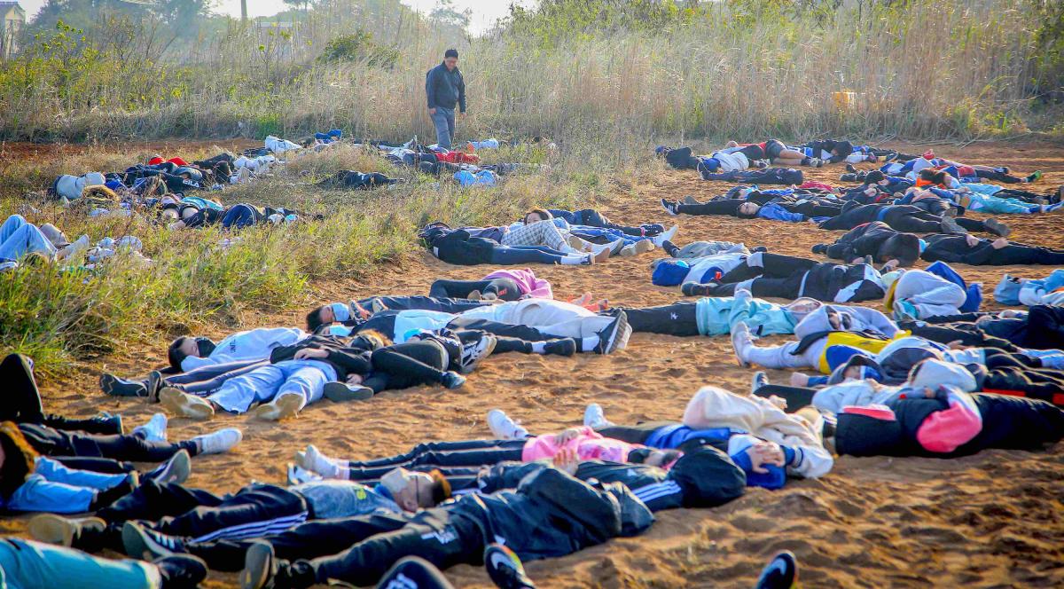 Film anti-guerre “N No O” 300 étudiants s’allongent sur le champ de bataille pour simuler la cruelle scène de mort partout