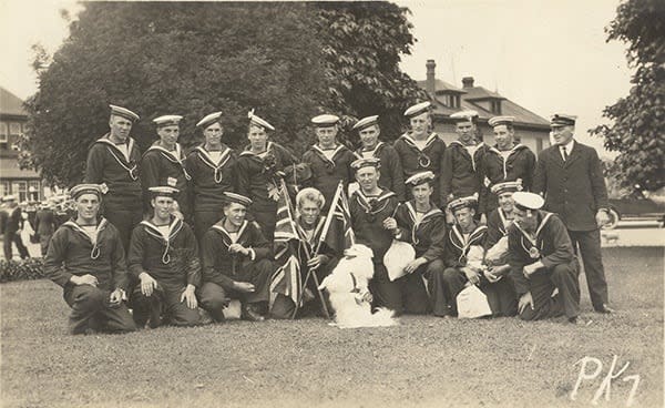 Postcard of Muggins with members of the Royal Naval Canadian Volunteer Reserve (RNCVR) in 1918.