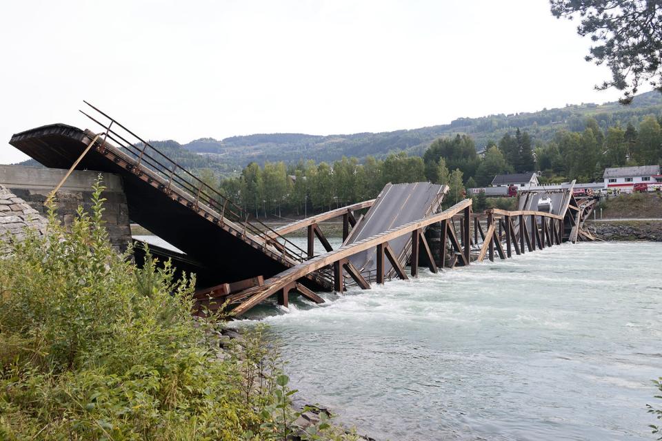 En utsikt over en kollapset bro over Laagenelva, i Gudbrandsdalen, Norge, mandag 15. august 2022