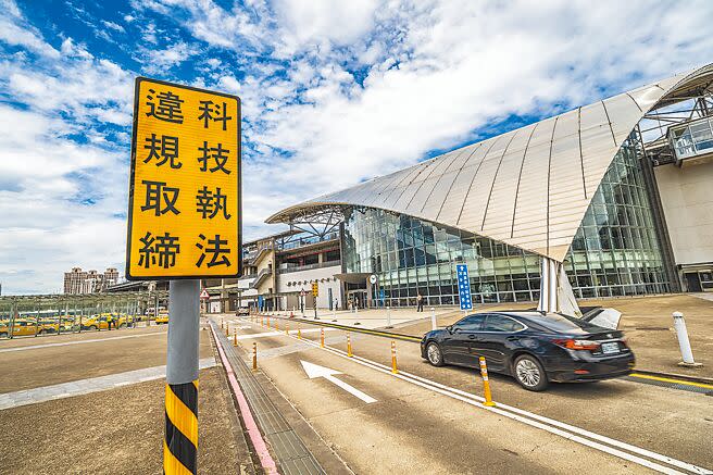 為洗刷「行人地獄」汙名，行政院補助各縣市建置科技執法，今年1至6月全國罰鍰總額逾5億元，民眾痛批搶錢。圖為高鐵新竹站採用科技執法，解決交通打結問題。（本報資料照片）