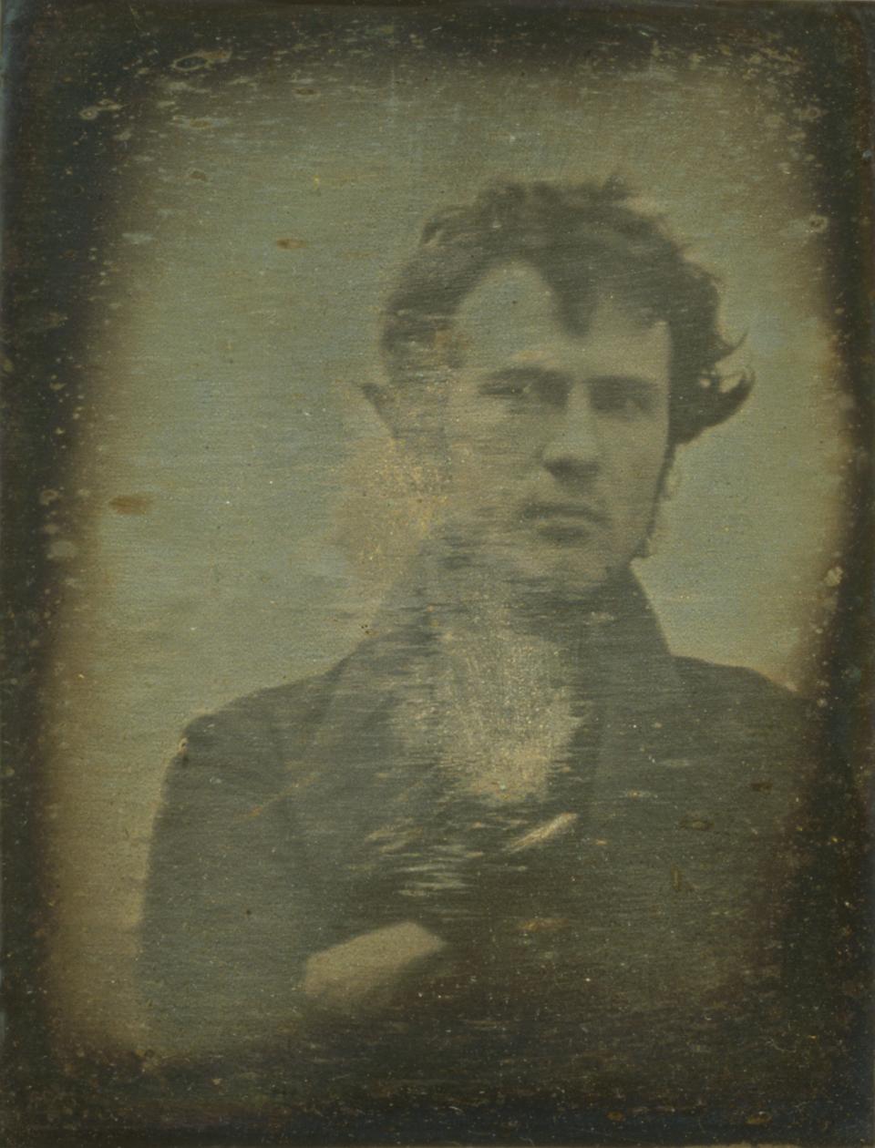 Se cree que este daguerrotipo realizado por Robert Cornelius en 1839 es el primer autorretrato fotográfico, y por extensión, la primera selfie, de la historia (Imagen: Wikimedia Commons)