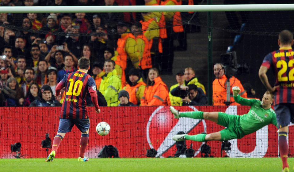 Barcelona's Lionel Messi, left, scores the first goal of the game for his side from a penalty during their Champions League Round of 16 soccer match against Manchester City at the Etihad Stadium in Manchester, England, Tuesday, Feb. 18, 2014. (AP Photo/Clint Hughes)