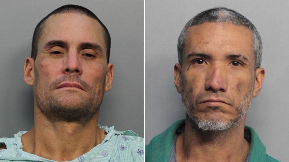 Carlos Martínez, a la izquierda, y Nathaniel Vargas fueron acusados el miércoles de homicidio por la muerte por sobredosis de un recluso en la cárcel del Condado Miami-Dade.