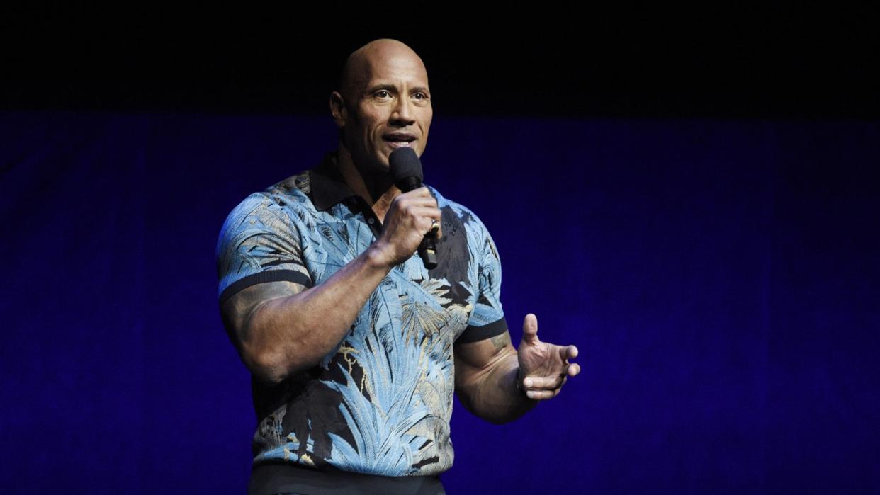 Dwayne «The Rock» Johnson spricht während der Präsentation von Universal Pictures auf der CinemaCon 2019. Er und seine Familie haben sich bei engen Freunden mit dem Coronavirus angesteckt.