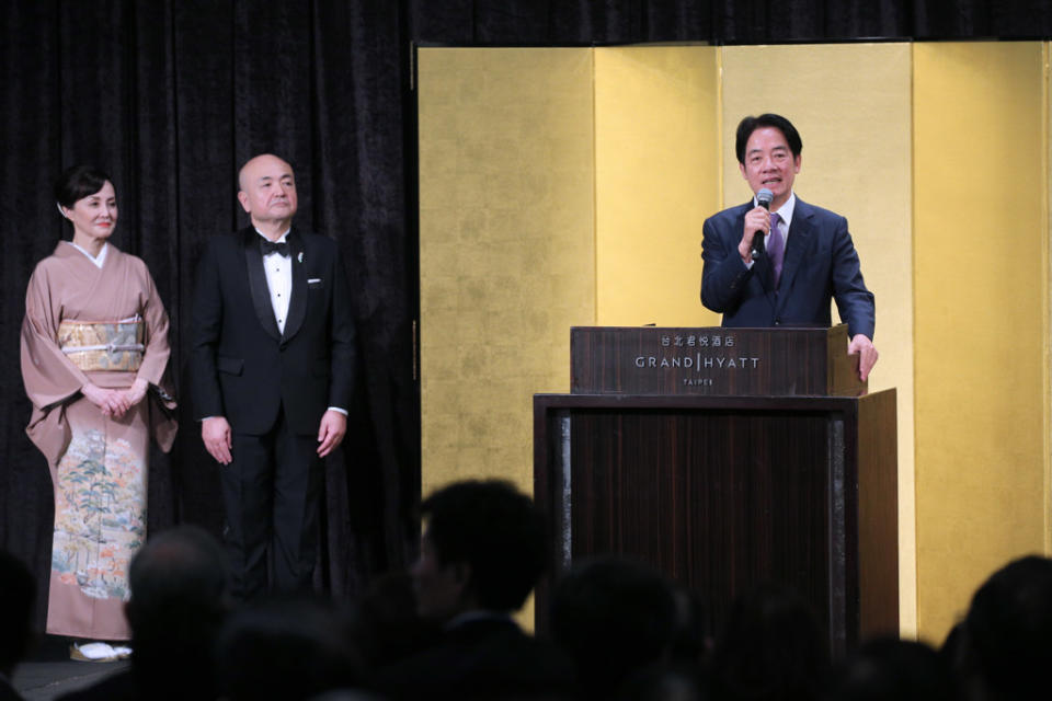 副總統賴清德（右）26日出席日本台灣交流協會「天皇陛下華誕慶祝酒會」，上台致詞發表談話。圖中為日本台灣交流協會代表片山和之。（黃世麒攝）