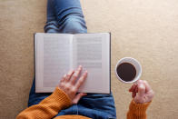 Für 2019 liegen noch keine Umsatzzahlen vor, doch eines lässt sich deutlich erkennen: immer mehr Leser greifen zu E-Books statt Printausgaben, besonders beliebt sind Sachbücher. Zu den meistverkauften Büchern in Deutschland zählt demnach laut Amazon "Der größte Crash aller Zeiten“ von Marc Friedrich und Matthias Weik – das Buch analysiert die Finanzkrise von 2008 und ihre Folgen. Aus dem Bereich der Fiktion verkaufte sich der Roman "Die Sonnenschwester“ der irischen Autorin Lucinda Riley besonders gut, es ist der sechste Teil der sogenannten "Schwestern-Reihe“. International zählt "Where the Crawdads Sing” von Delia Owens zu den meistverkauften Romanen. (Bild: Getty Images)