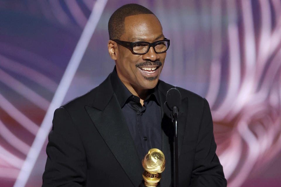 En esta imagen proporcionada por NBC, Eddie Murphy recibe el premio Cecil B. DeMille en la 80a entrega anual de los Globos de Oro en el Hotel Beverly Hilton el 10 de enero de 2023, en Beverly Hills, California. (Rich Polk/NBC vía AP)